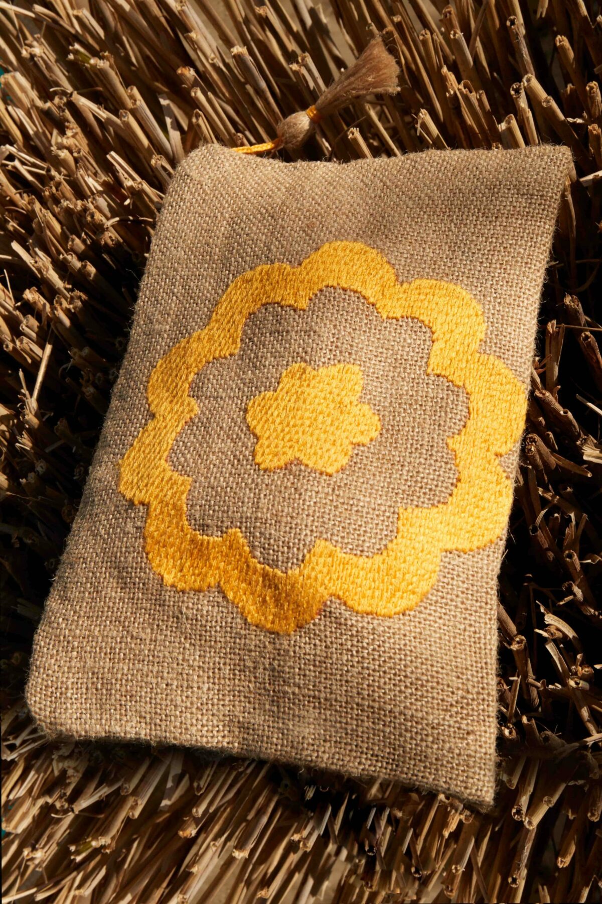 pochette en toile de jute broderie jaune